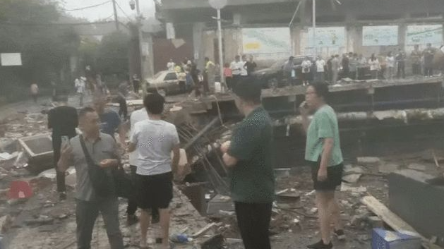 河北一面館煤氣爆炸，沖擊波震垮對面商鋪，致3人受傷。