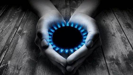 一女子半夜查看廚房，沒想到剛開燈就發(fā)生爆炸