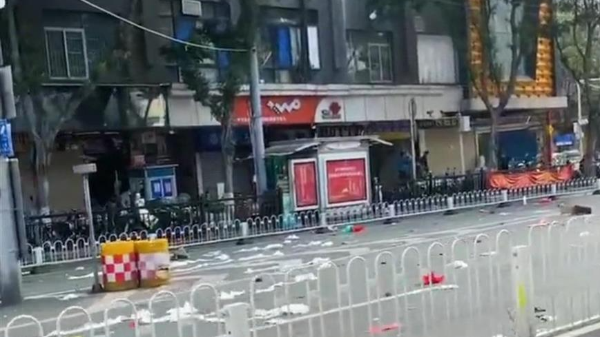 廣州荔灣區(qū)一大廈住宅內(nèi)發(fā)生煤氣爆炸，沖擊波致雜物飛濺至馬路。